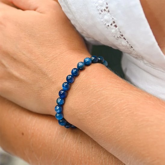 Bracelet extensible en agate bleue facile à enfiler, offrant un éclat luxueux et un entretien simple.
