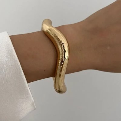 Polyvalent et tendance ce bracelet peut être porté seul comme pièce statement ou superposé pour un effet encore plus marquant