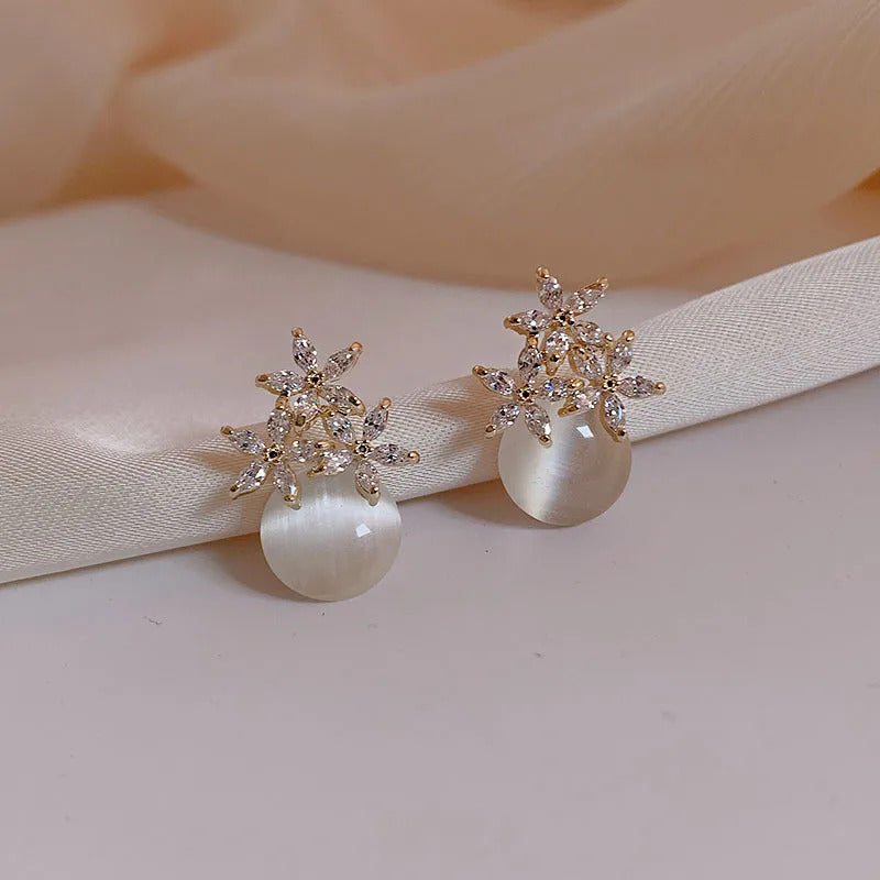 Bijou d'oreille helix émeraude en argent motif floral scintillant.