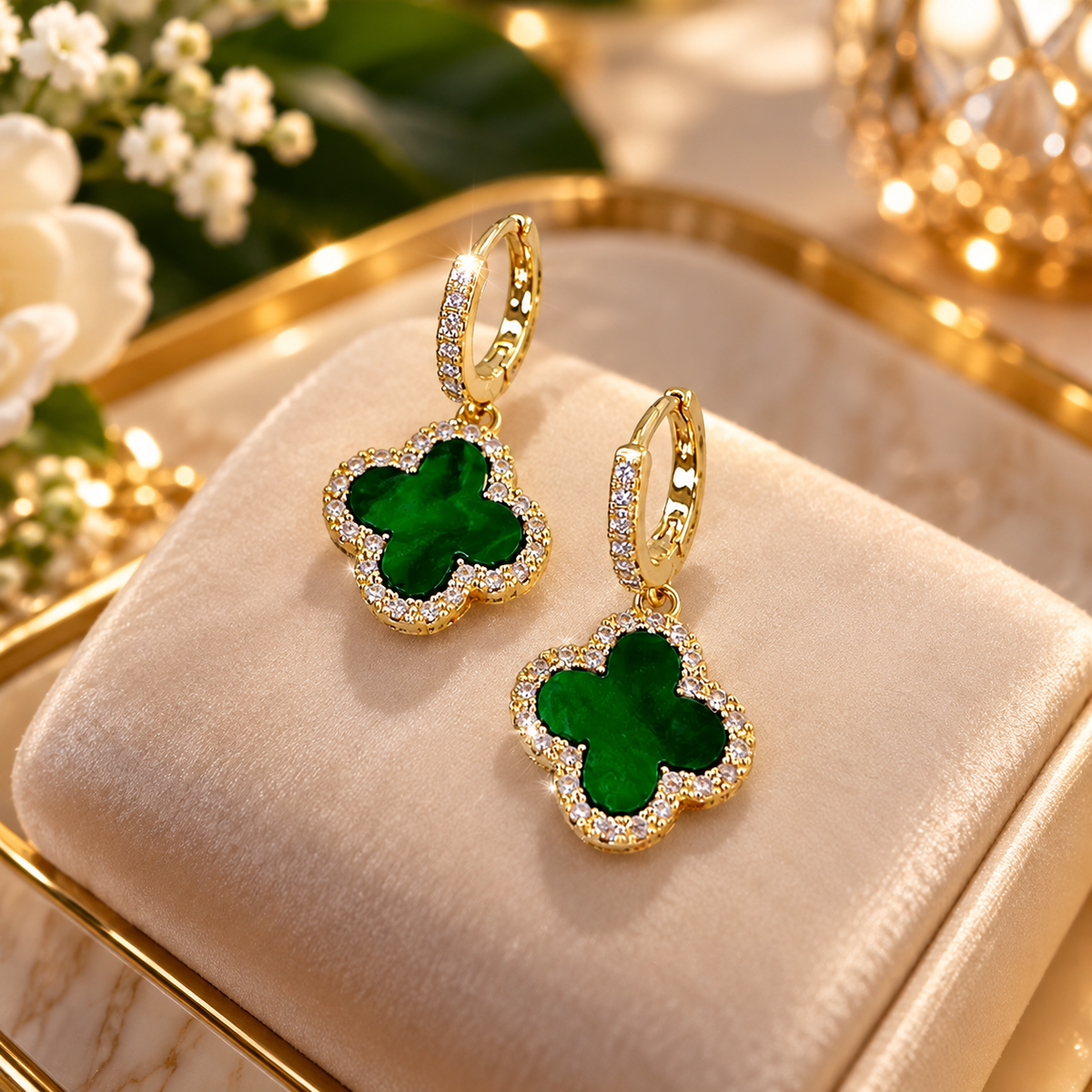 Bijou d'oreille trèfle vert tendance au design minimaliste élégant