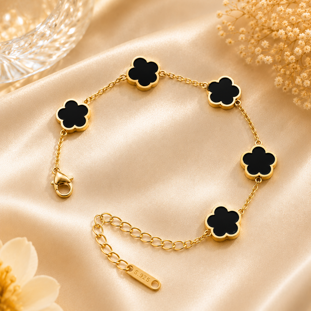 Bijou doré avec fleurs émaillées noires et fermeture réglable