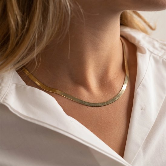 Bijou minimaliste brillant qui épouse la peau du cou