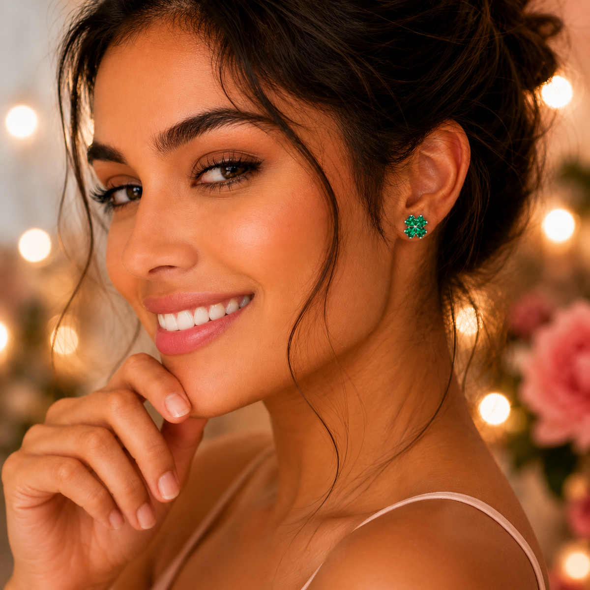 Bijou piercing anti-helix émeraude orné de zircones brillantes