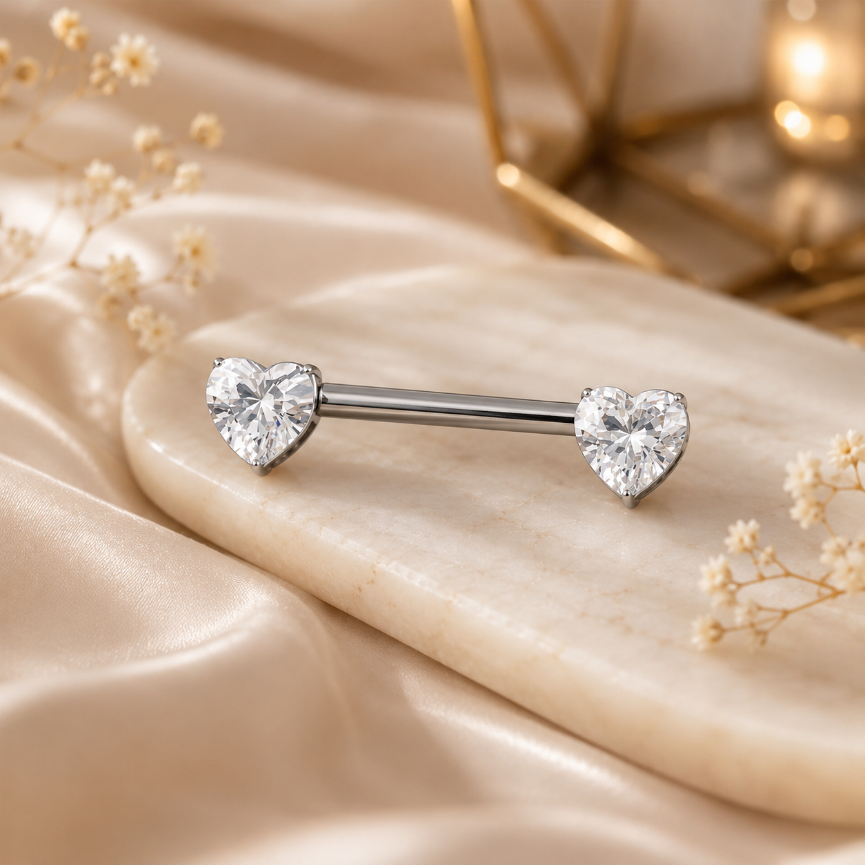 Bijou piercing tétons style néo-gothique avec un cœur brillant