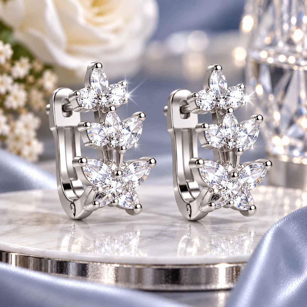 Bijoux d'oreilles pour femme dorés avec puces en pierre.