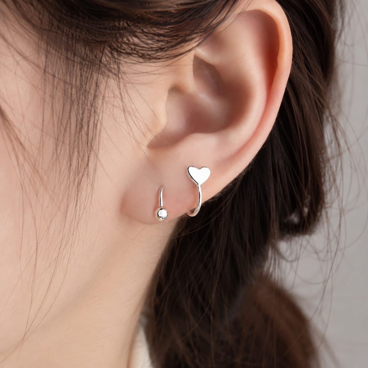 Boucle conch en acier inoxydable, moderne et confortable.