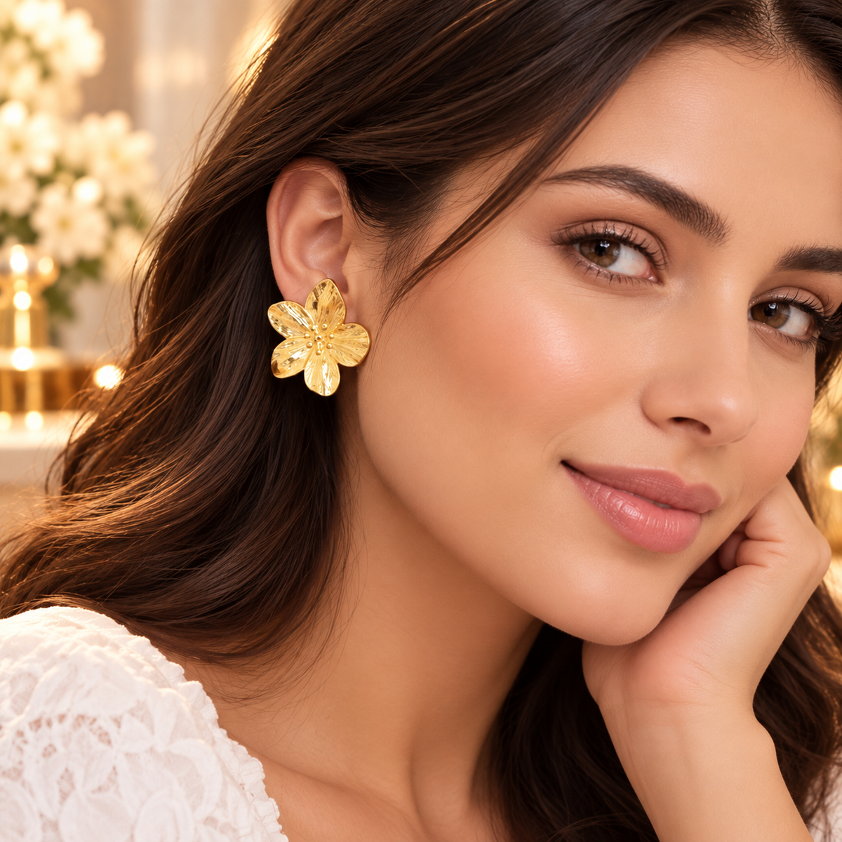 Boucle d'oreille femme florale dorée à cinq pétales ciselés.