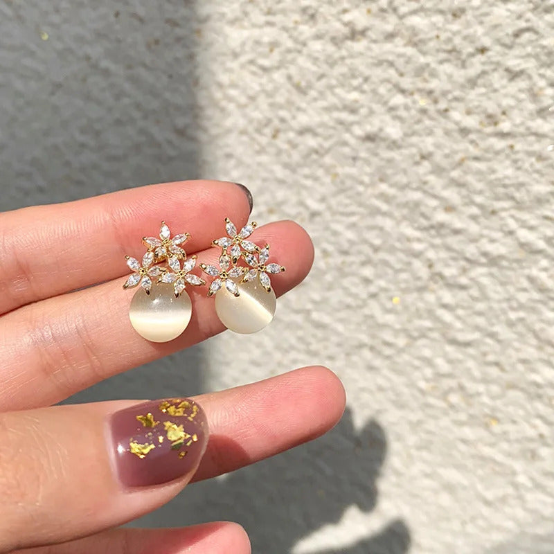 Boucle d'oreille helix émeraude hypoallergénique pour cartilage délicat.