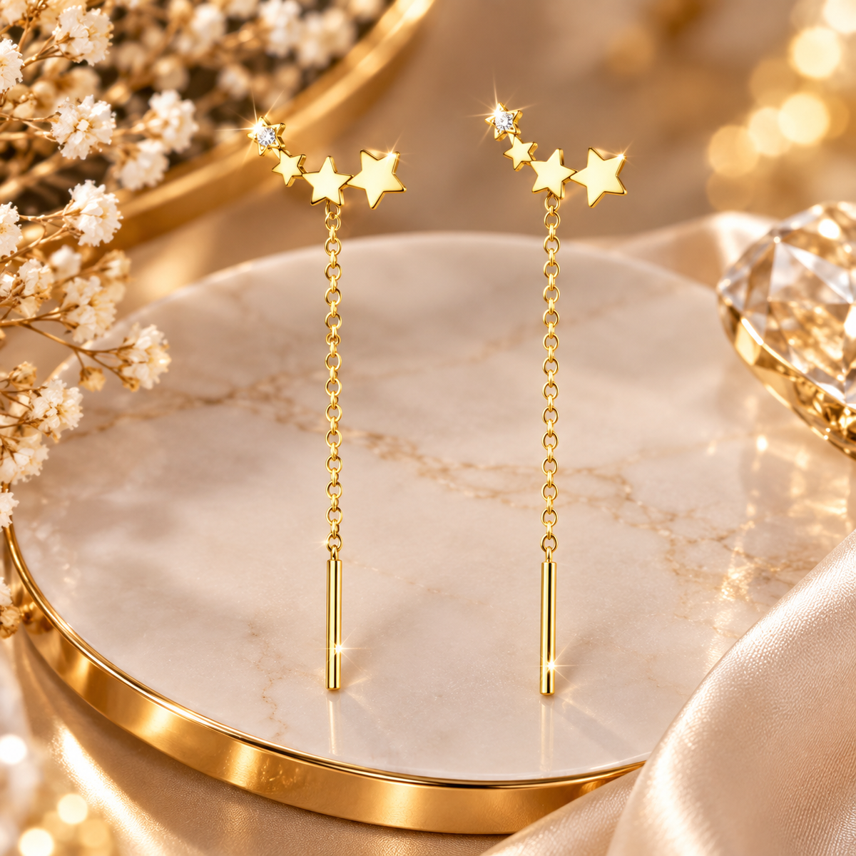Boucle d'oreille pendante étoile avec chaîne fine brillante.