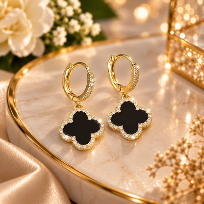Boucle d'oreille trèfle vert vibrant, accessoire de mode féminin.