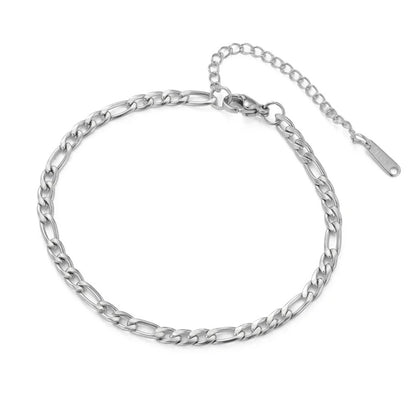 Bracelet ajustable en acier pour femme voyageuse.