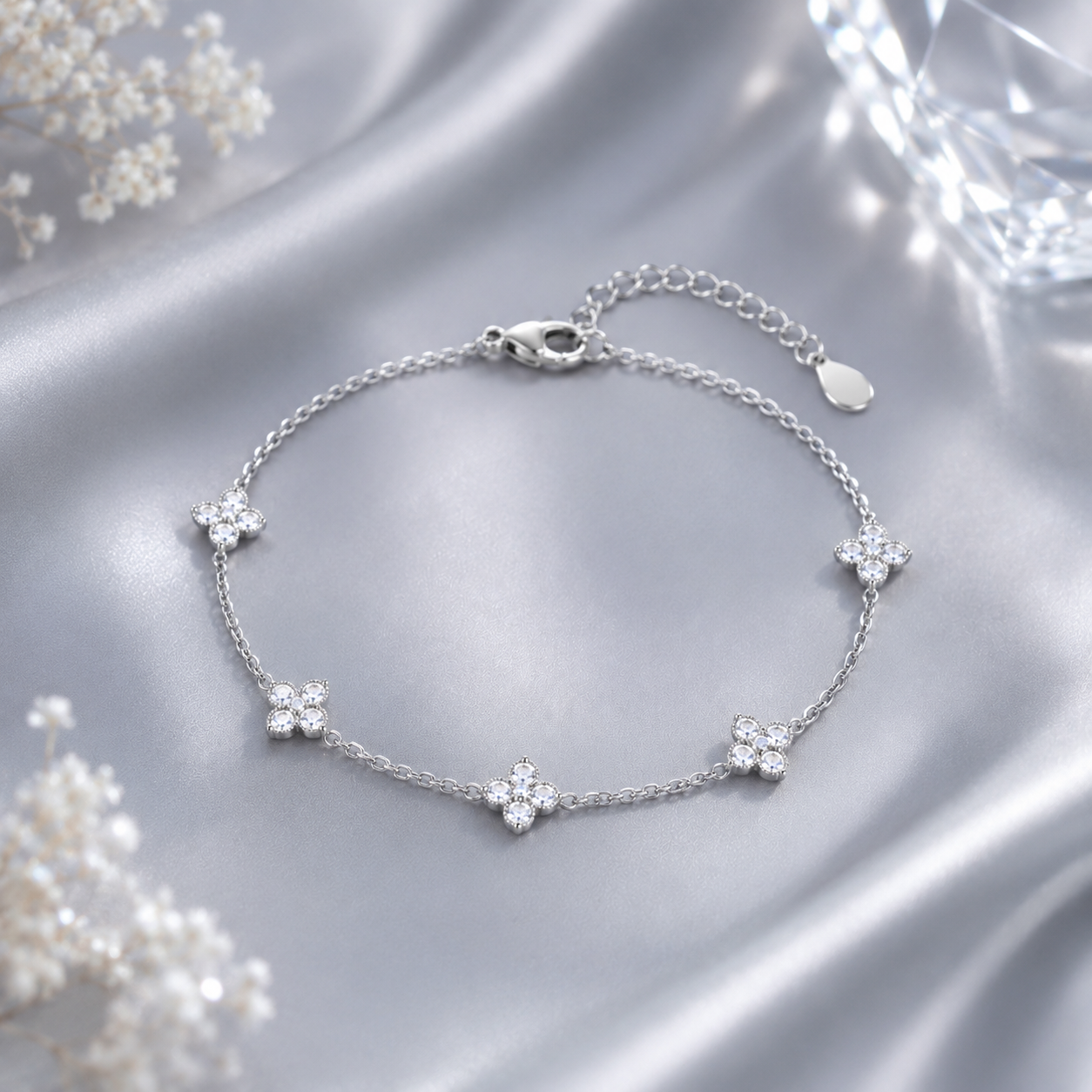 Bracelet argenté avec motif trèfle à quatre feuilles.