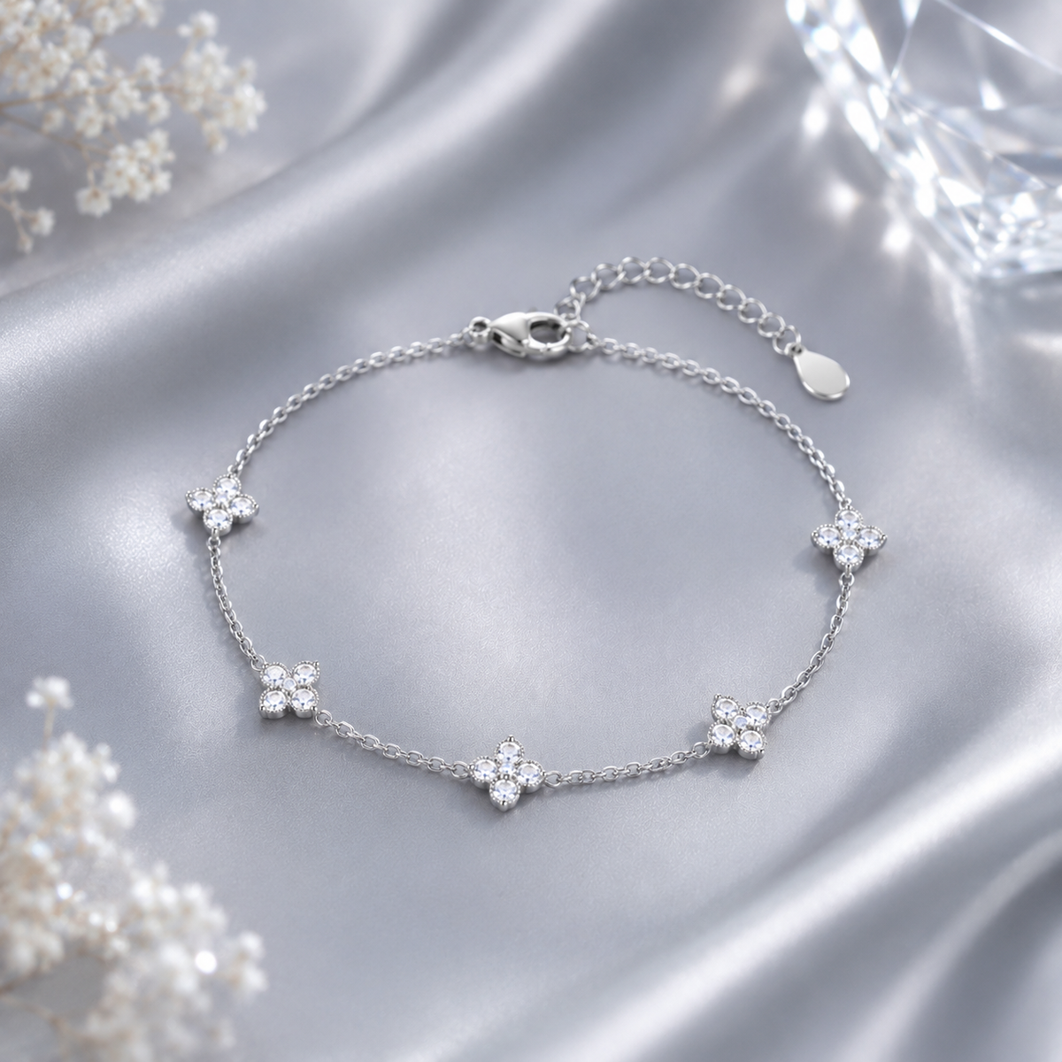 Bracelet argenté avec motif trèfle à quatre feuilles.