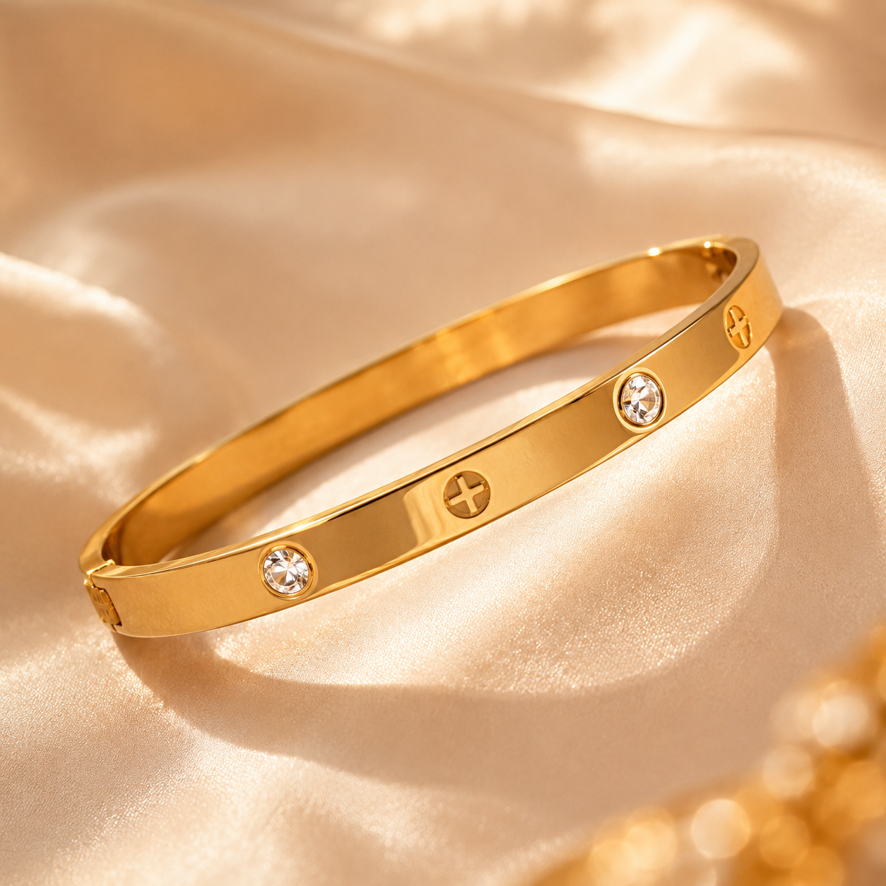 Bracelet doré unisexe porté élégamment au poignet.