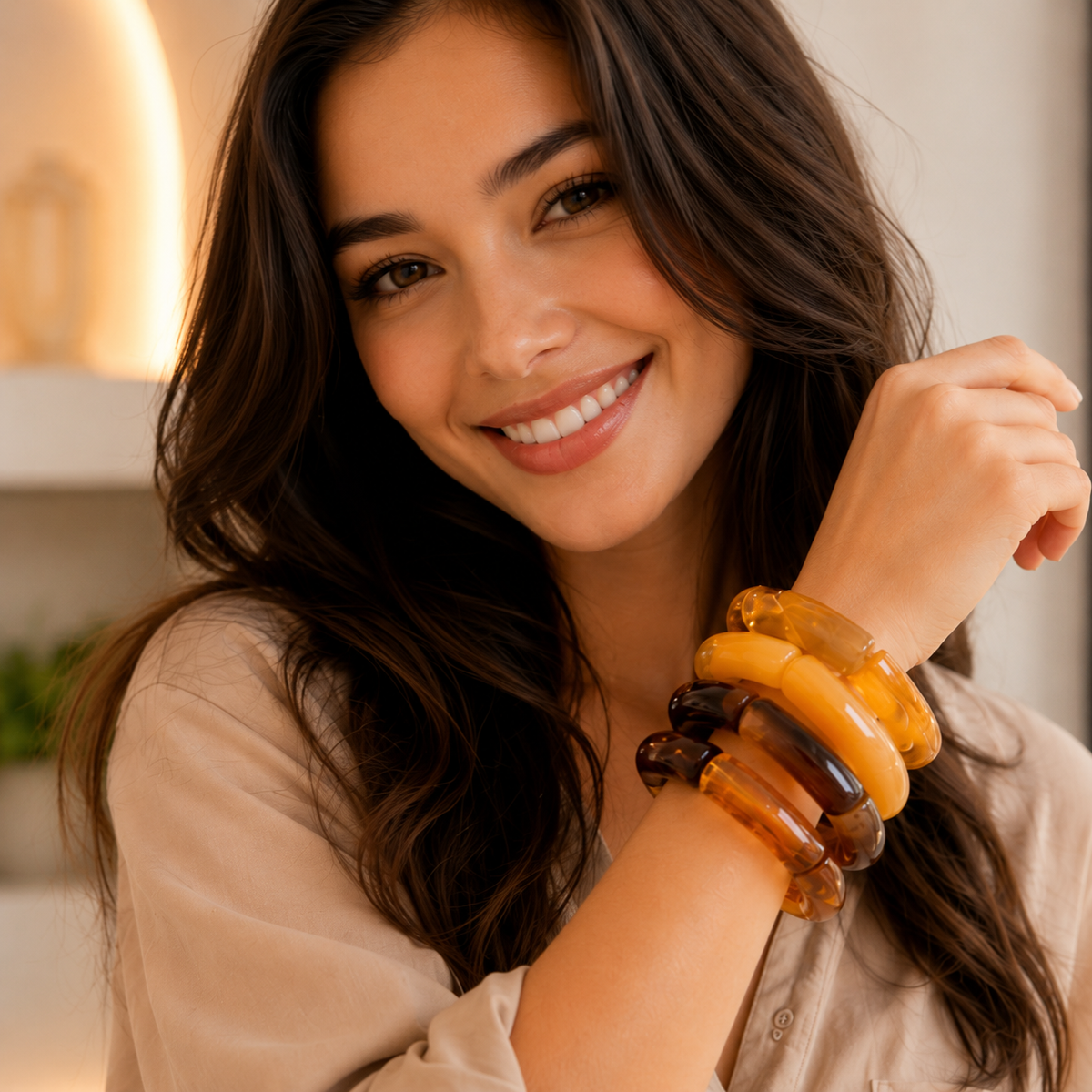 Bracelet jonc ouvert bombé en résine translucide aux nuances ambre et brun