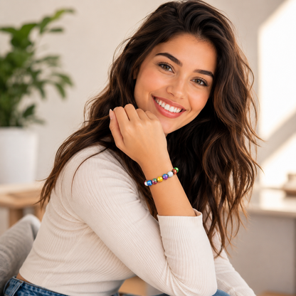 Bracelet élastique multicolore en céramique au style bohème chic.