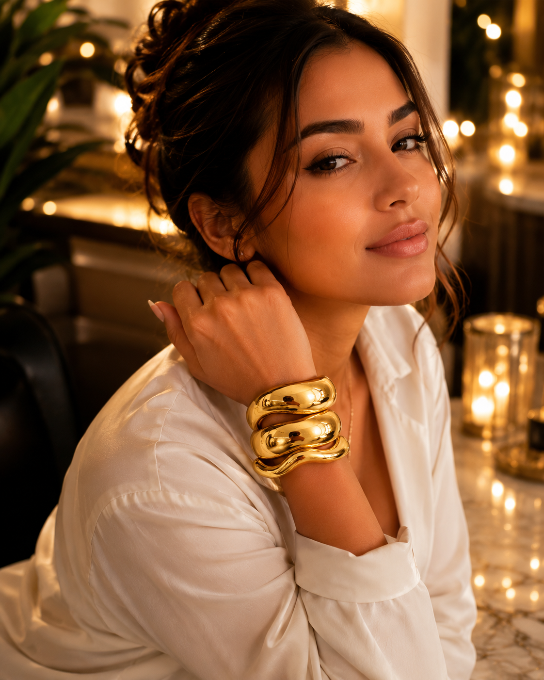 Bracelet manchette doré au design ondulé inspiré de la nature