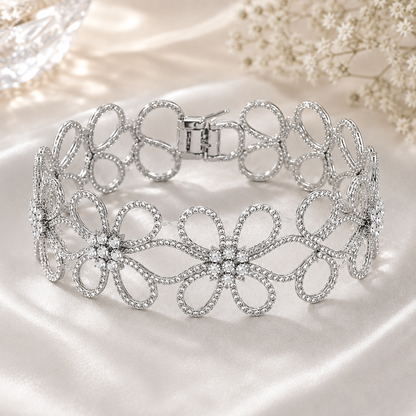 Bracelet manchette large en finition dorée éclatante pour tenue élégante.