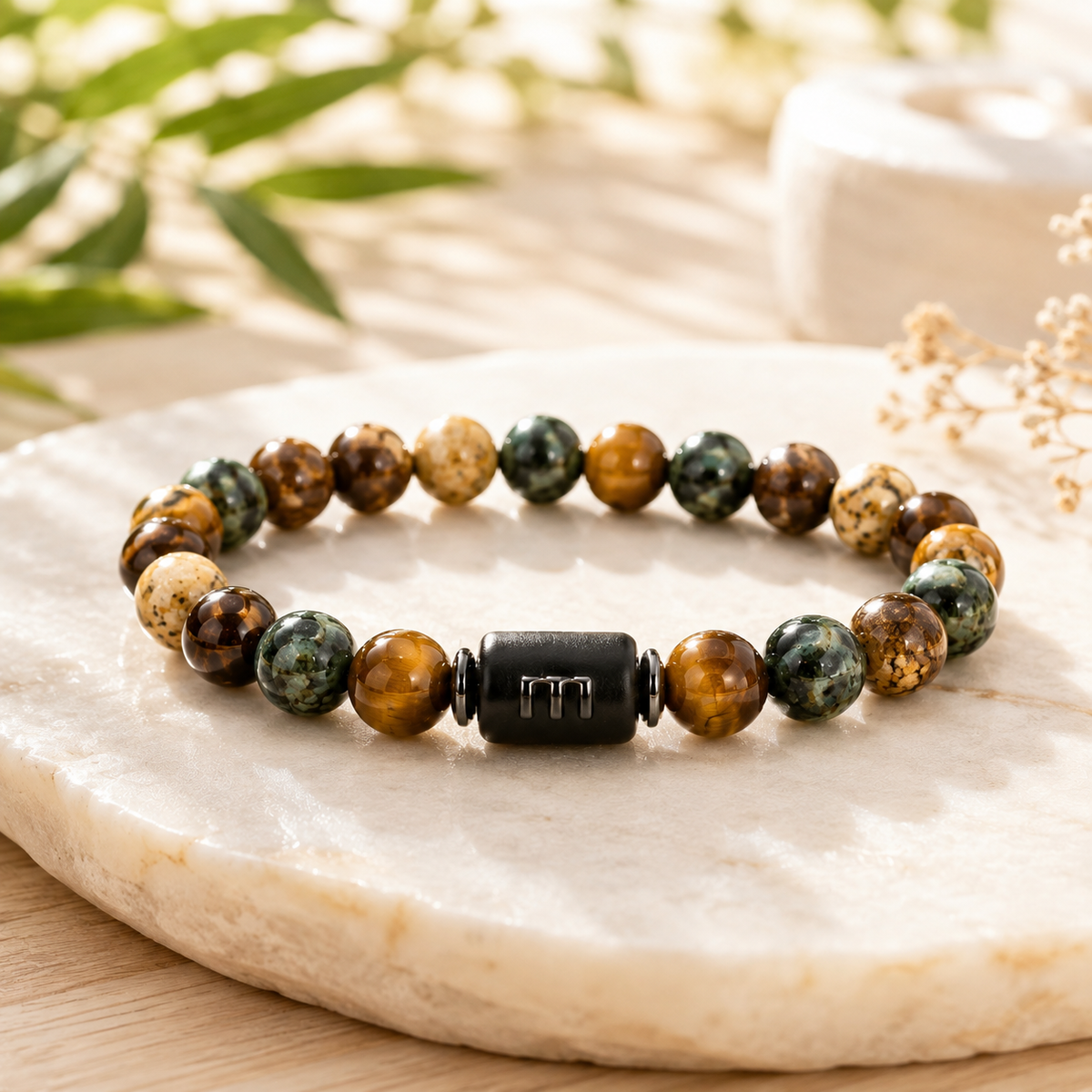 Bracelet pierre naturelle avec perle noire gravée au centre