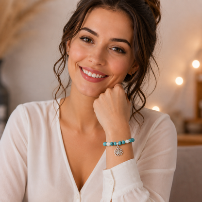 Bracelet pierre naturelle turquoise, perles blanches et intercalaires argentés strassés.