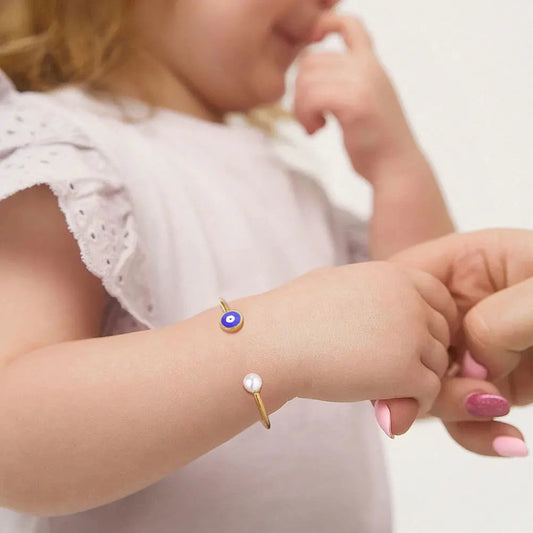Bracelet_pour_enfant_fille_personnalise_avec_breloques_symboliques_bijou_doux_et_elegant