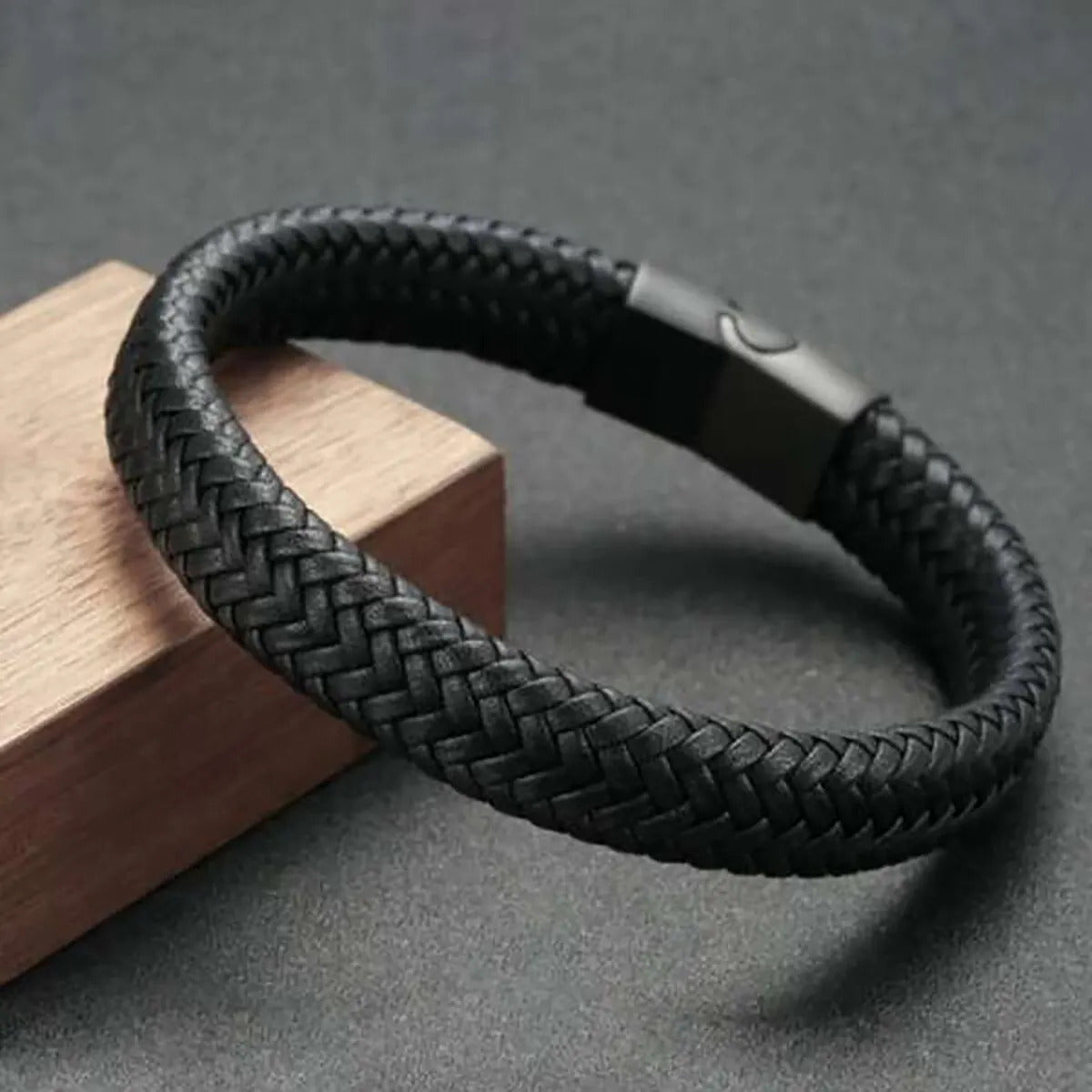 BraceletmagnetiqueencuirnoirPUidealpourunstylemasculinmoderneetunefermeturerapideauquotidien
