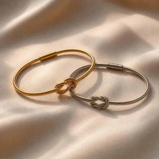 Bracelets dorés, parfaits bijoux commun couple pour amoureux.