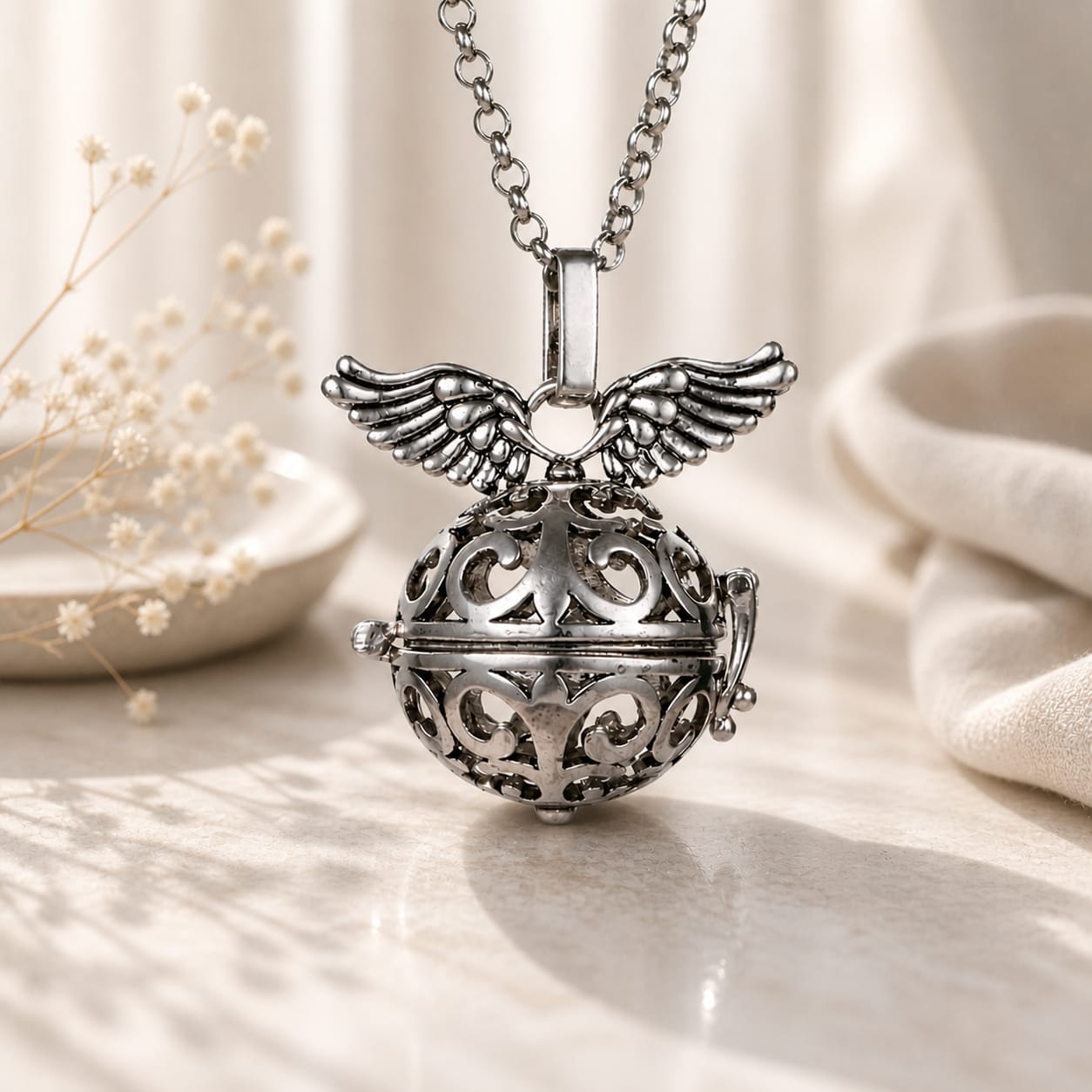 Collier breloque vintage diffuseur d’huiles essentielles apaisantes.