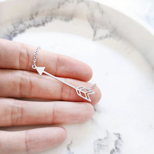 Collier en acier inoxydable argenté avec pendentif flèche d'amour pour femme.