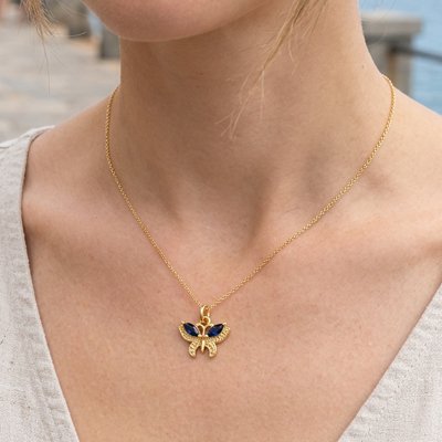 Collier pendentif femme délicat en forme de papillon doré.