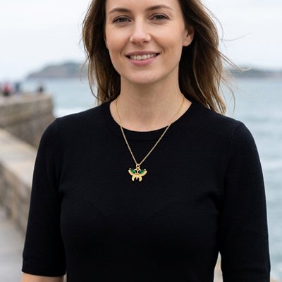 Collier pendentif femme papillon, le bijou doré du quotidien.