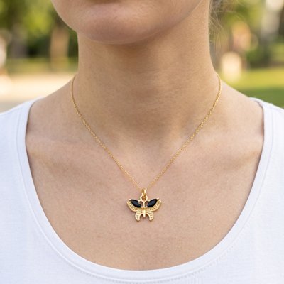 Collier pendentif femme papillon, un bijou symbolique à offrir.