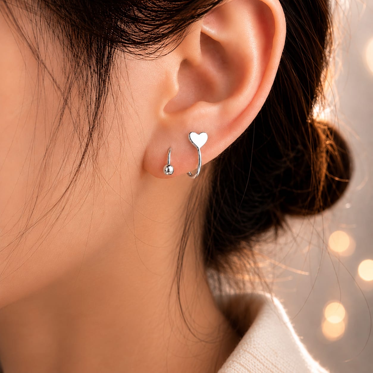Conch piercing spiralé avec étoile et cœur en acier.


