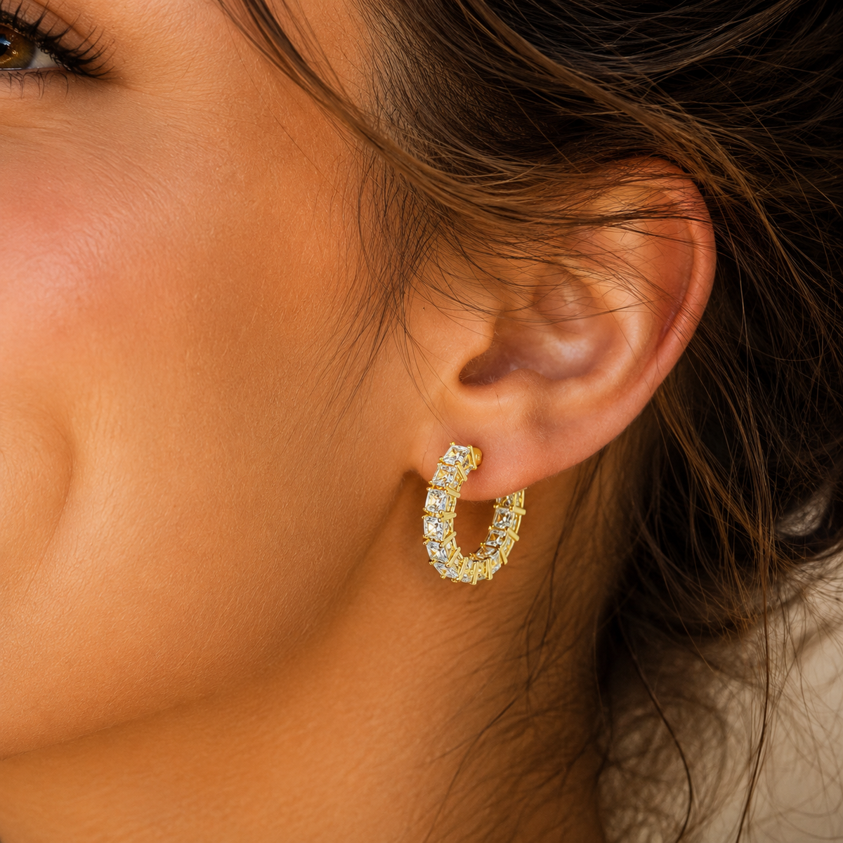 Conche piercing en zircone cubique au design carré brillant.