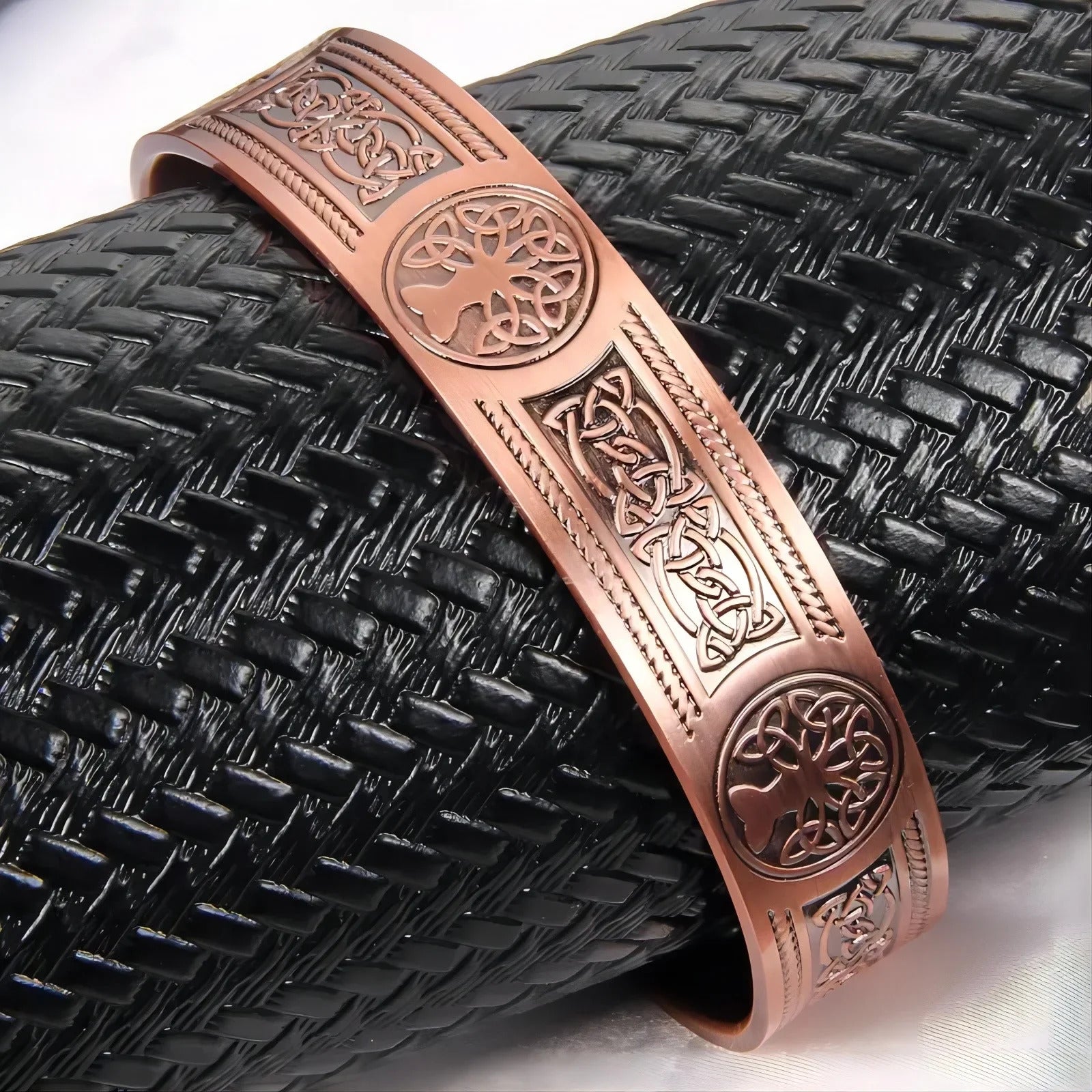 Concuencuivrerougeavecaimantsintegrescebraceletoffreunesensationnaturelledechaleuretdeconfortaupoignet