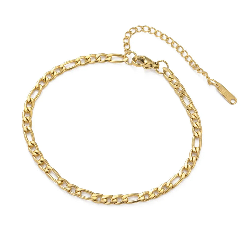 Détail de breloques drapeaux sur bracelet argenté.