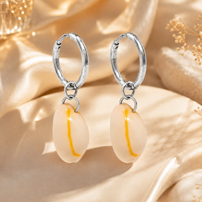 Double perçage d'oreille incluant un délicat conch anneau