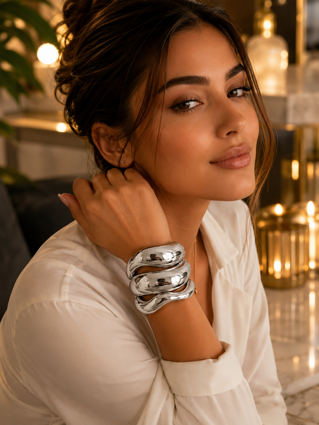 Femme portant un bracelet manchette ajustable aux lignes organiques.