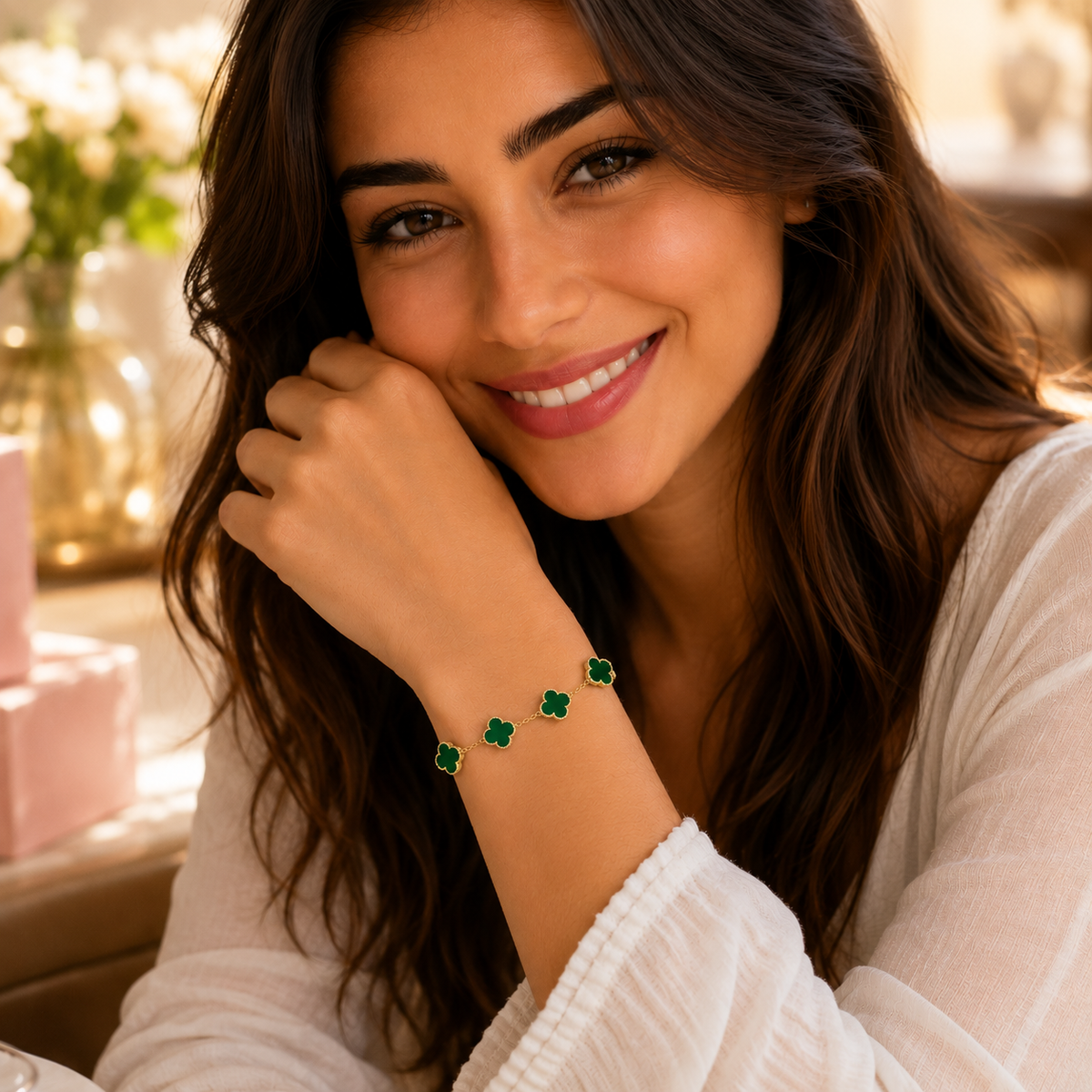 Gros plan d'un bracelet fleur doré dans son écrin blanc