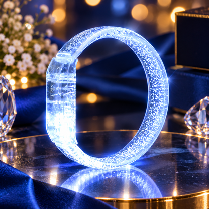 Gros plan sur un bracelet LED blanc prêt à l'emploi