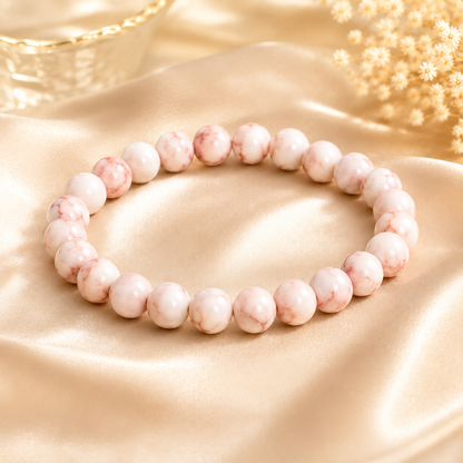 Gros plan sur un bracelet en perles d'œil de tigre.
