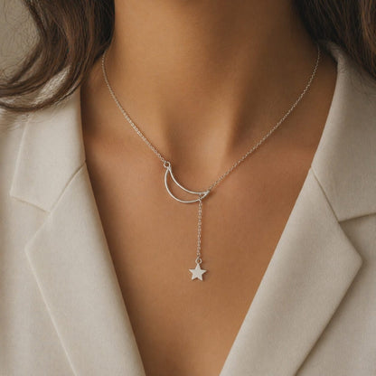 Gros plan sur une breloque artisanale en argent.