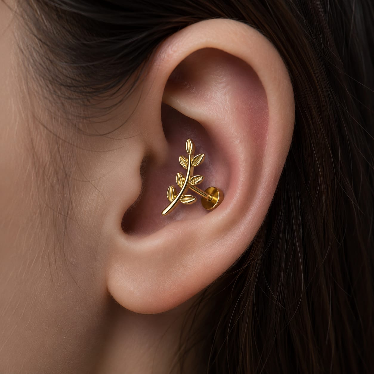 Le piercing conch brille avec un petit zircon élégant.