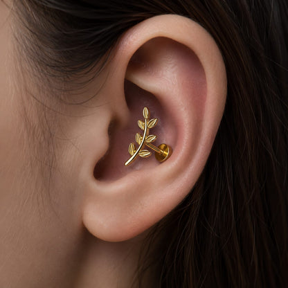 Le piercing conch brille avec un petit zircon élégant.
