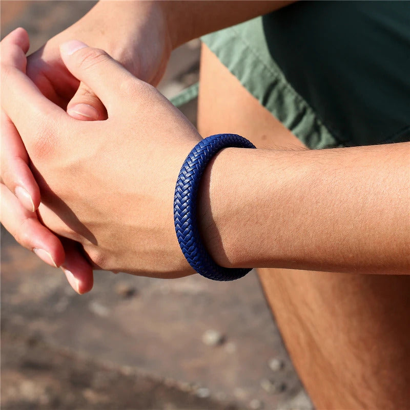 Lebracelethommeencuirestlaccessoireidealpourcompletervotrestyleavecsobrieteetcaractere