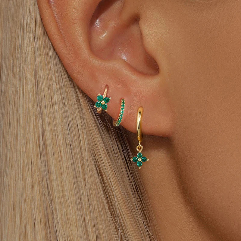Modèle portant un bijou de type hélix piercing brillant.
