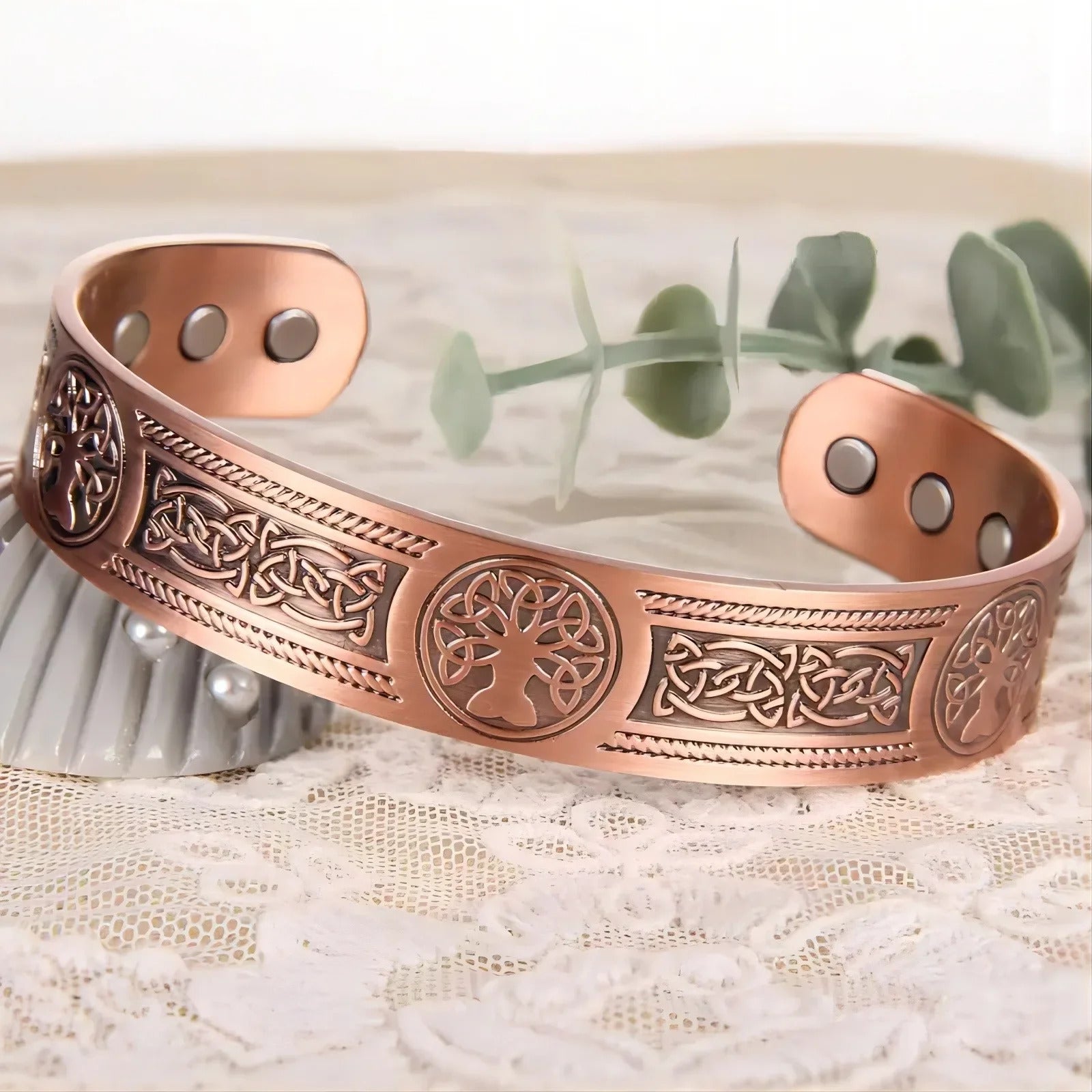 Motifssculptesetfinitionantiquedonnentacebijouuneallureauthentiquequisepatineaufildutemps