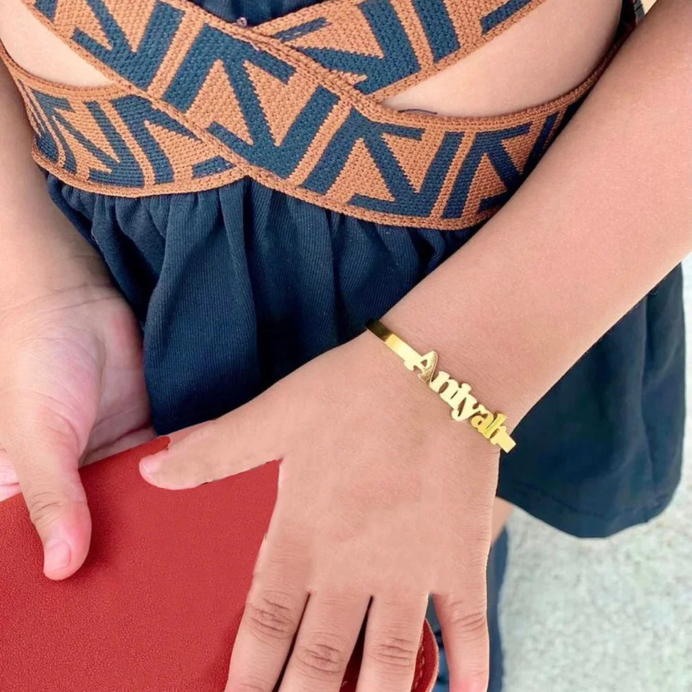 Offrezunbraceletgraveauprenomdevotrebebeunbijousurconfortableethypoallergeniquequigranditavecluiaufildesannees