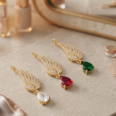 Pendentif collier femme délicat avec motif d'aile ciselée et pierre rouge rubis scintillante.