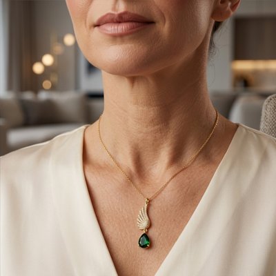 Pendentif collier femme élégant en version blanc transparent et détails dorés, porté sur un décolleté.
